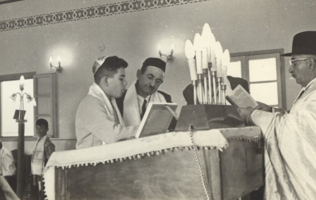בר מצווה בבית הכנסת